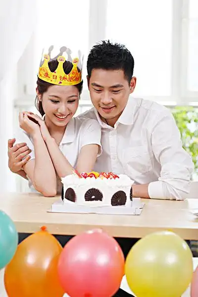 幸福的青年情侣庆祝生日