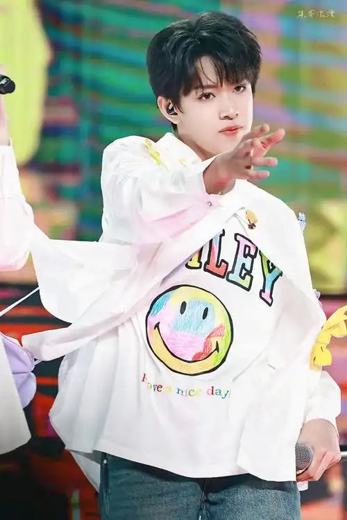 张极[超话]#78#张极 时尚焦点icon#蝴蝶效应 张极造型合集@tf家族