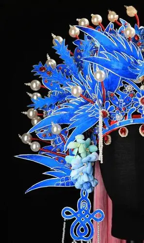 盐设计用18个易拉罐15天打造京剧凤冠弃医从艺的89年女孩靠手工艺传承