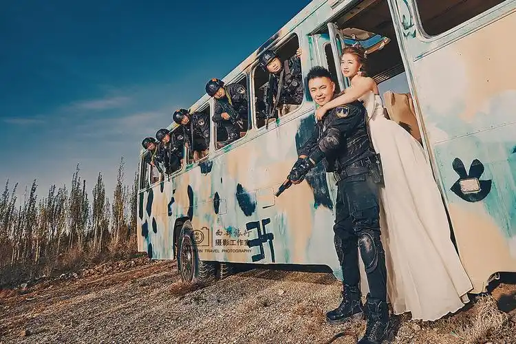 西部旅行摄影的婚纱摄影作品《武装特警》