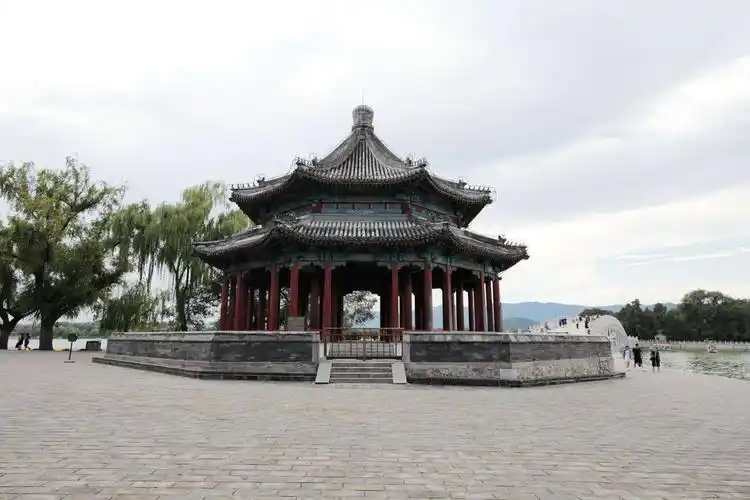 十七孔桥头的廓如亭.