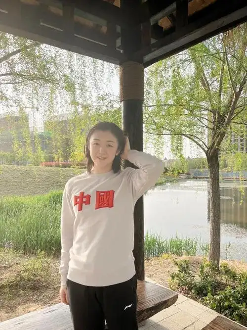 近期乒乓世界冠军陈梦在社交媒体分享了一张户外健身的照片,从照片上