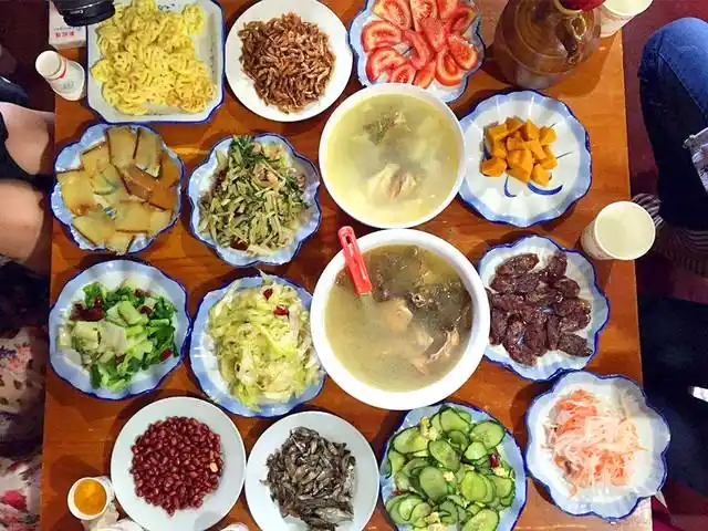 走婚宴】 摩梭民族餐涵盖猪膘肉,摩梭香肠,土鸡,泸沽湖鱼等当地摩梭