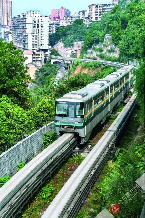 重庆轻轨列车行驶在李子坝段