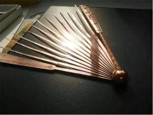 冷兵器"铁扇",通体由纯铁打造,可以劈砍,还能淬毒