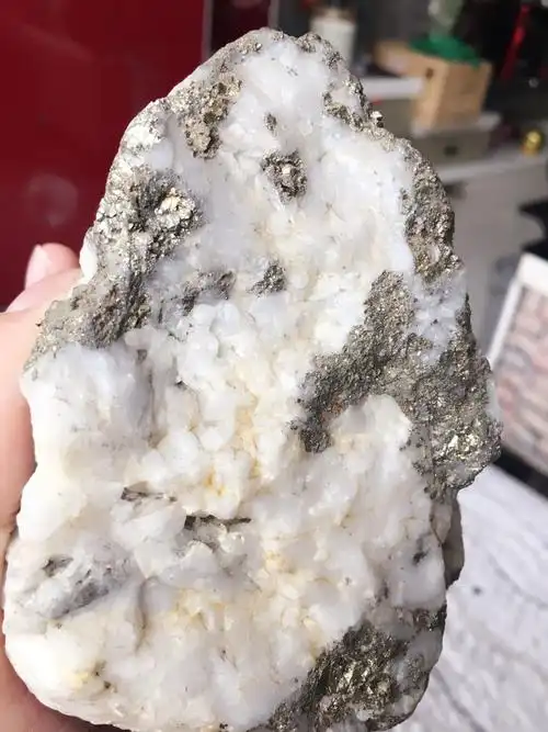 请问这个矿石有价值吗 白色岩石内包着淡金色的矿石 比普通的鹅卵石要