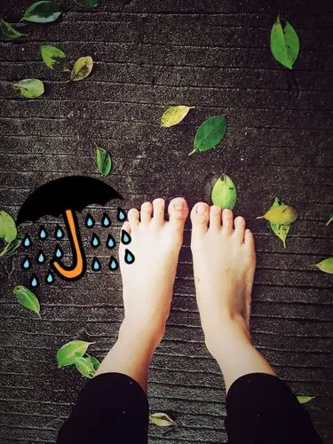 雨天光脚丫