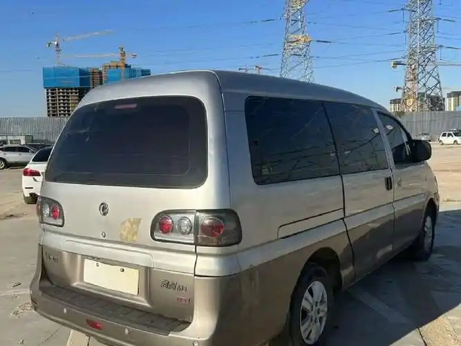 东风菱智商务自动挡七座(东风菱智商务自动挡七座外观图片)