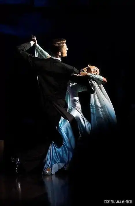 舞场上的潜规则一:交谊舞属于双人舞,如果你约伴同去共舞,必须与约伴