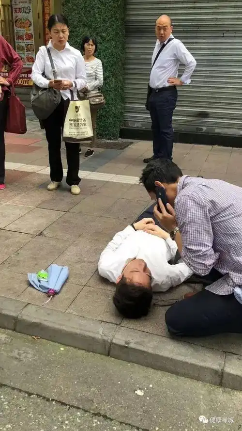 【点赞】男子突然倒地不醒 最美医生跪地救护