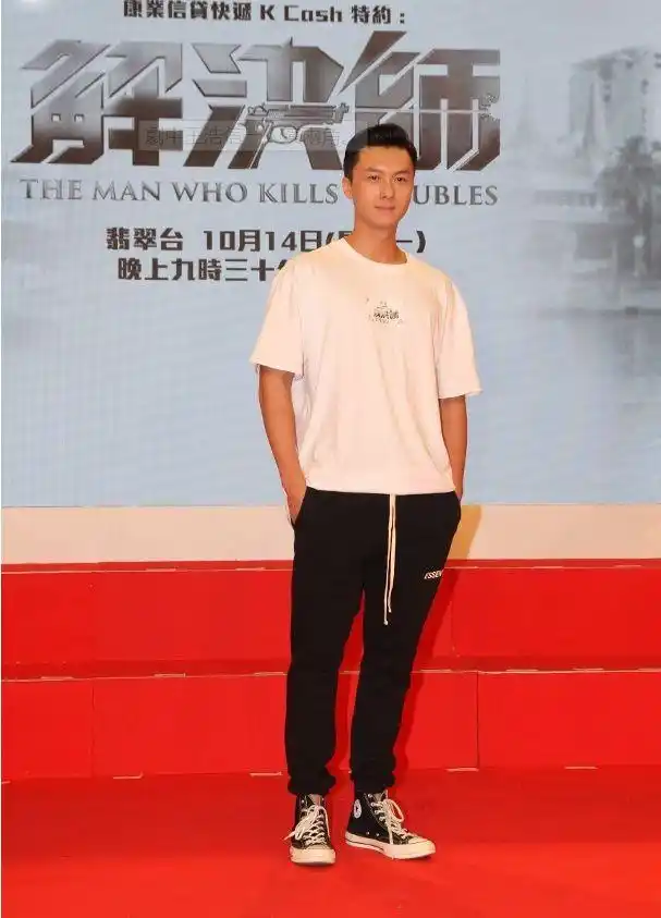 胸肌鼓鼓的!王浩信一人演两角:收视好同大家分享