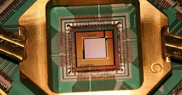 发一张撬开了黑色封装后芯片内部结构的高清大图