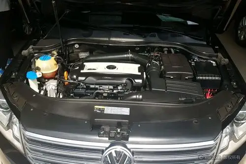大众迈腾发动机舱