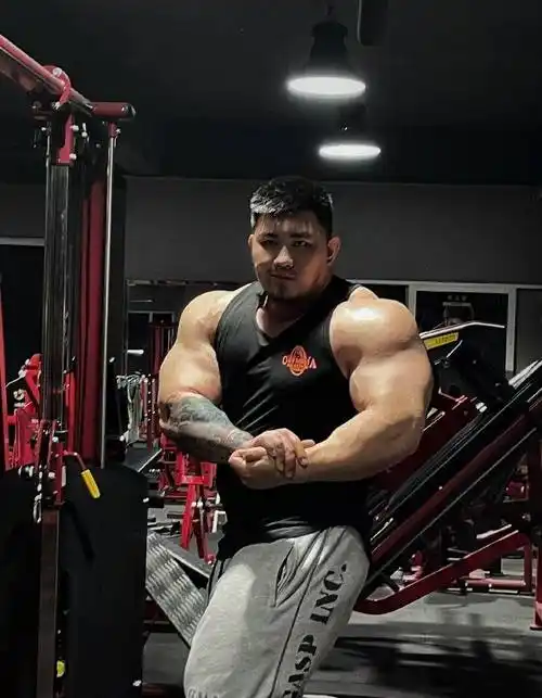 原创专业健美运动员满身肌肉大块头一看就是实力在线