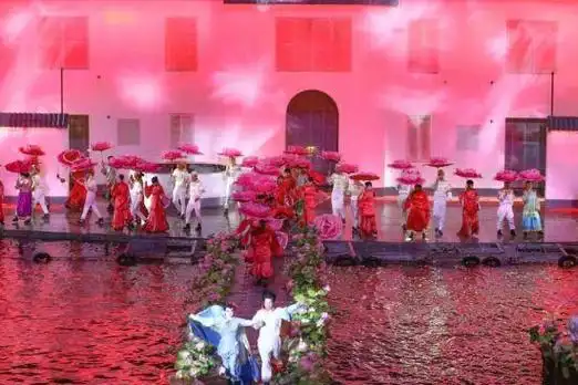 (通讯员 曹霖 汪诗琦)4月27日晚,《宏村·阿菊》大型实景文化演出在