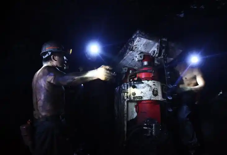 千米井下的矿工 - 图片故事-摄影大赛2016 - 国家地理中文网