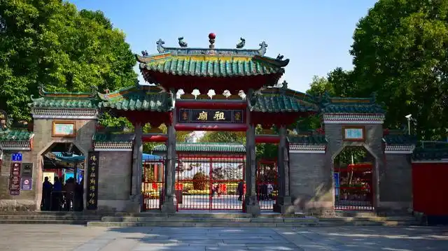 传承千年的佛山祖庙,岭南特色浓厚,斗拱飞檐,青石碧瓦