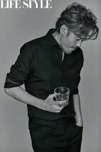 人物|戏里痴狂戏外洒脱,雅痞吴秀波凭什么让人如此着迷?