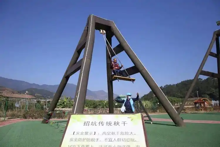 12月5日,记者来到仙都镇招坑村秋千谷景区看到,停车场内停满了车辆