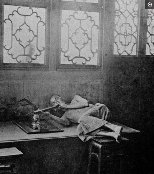 清末上海烟馆中抽食鸦片的男子,照片中看的出很消瘦.