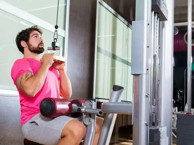 动作4:哑铃耸肩