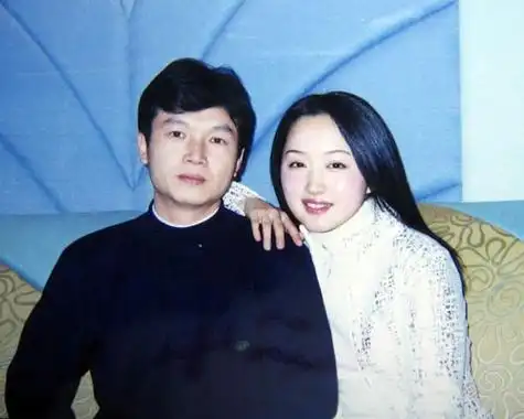 此后两人开始了三年的地下恋情,传闻中间杨钰莹四次为赖文峰坠胎,并且