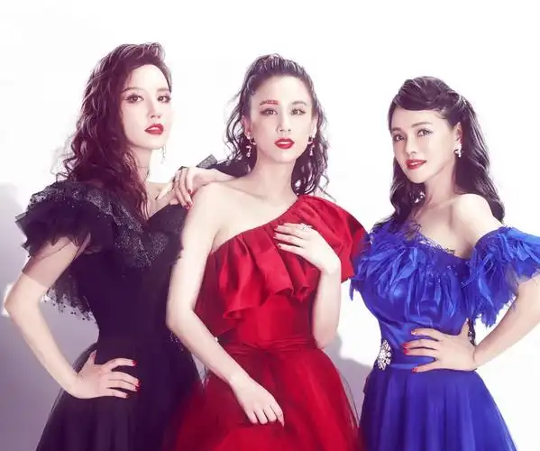 《浪姐》二公海报来了,姐姐们造型各异,宁静却悄悄跟她牵了手