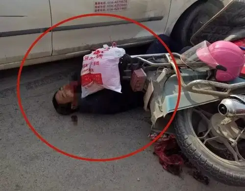 武冈转弯突发车祸!摩托车司机当场倒地,口吐鲜血!