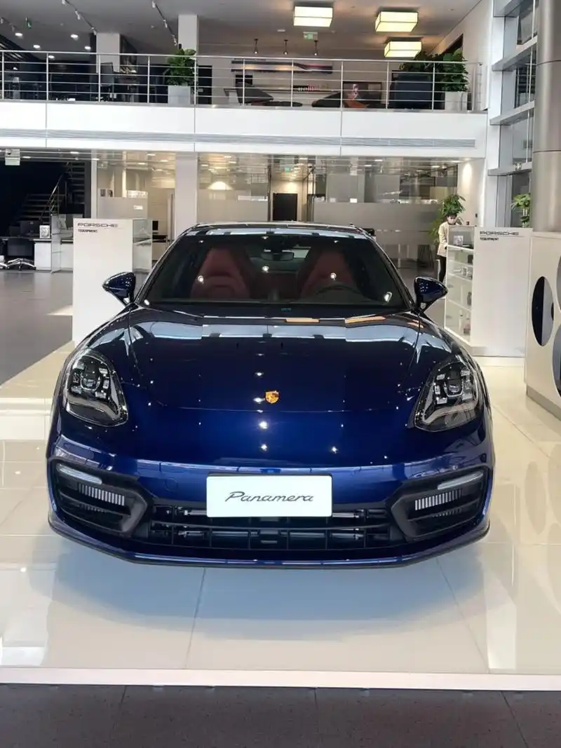 保时捷帕拉梅拉 pananmera 车身颜色  龙胆蓝金属漆内饰颜色黑色和