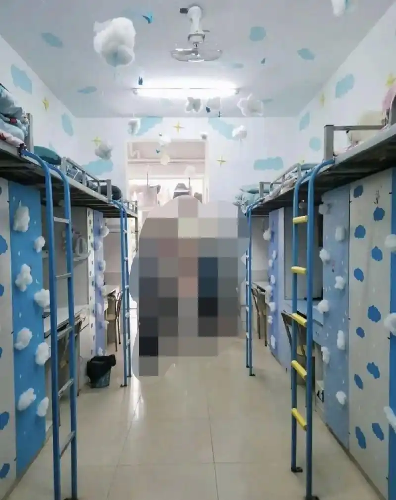 图一为上床下桌的六人寝宿舍,图二为四改六的六人寝宿舍,新生大概率是