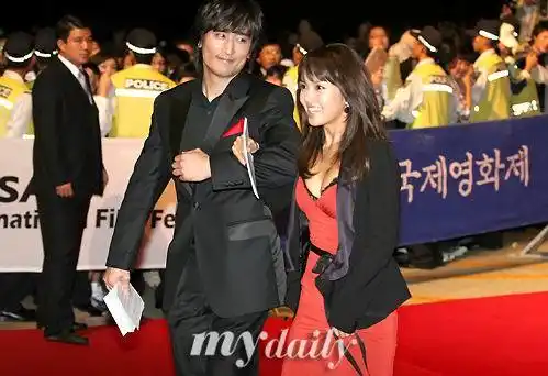 图文:釜山电影节闭幕-车仁表深情凝视申爱罗