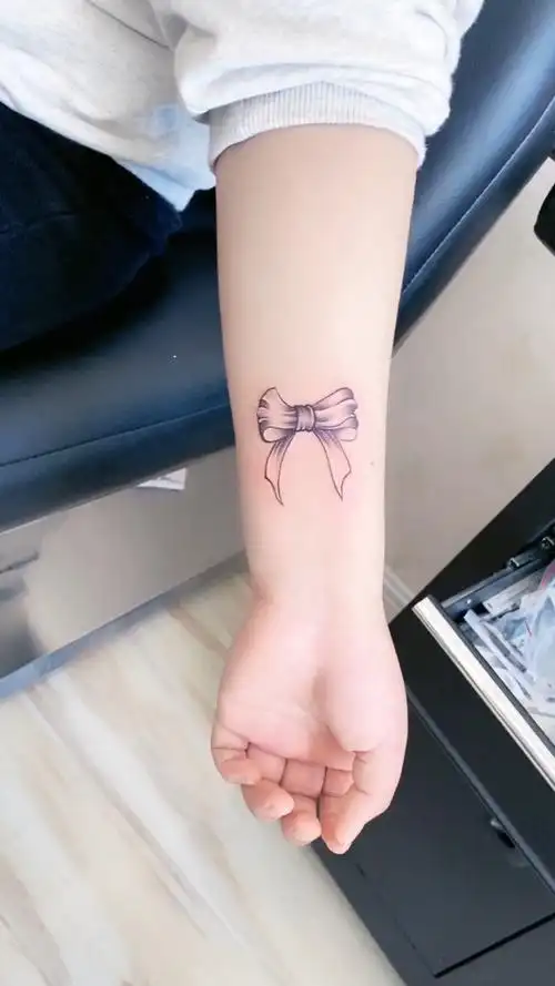 小姐姐的小清新纹身 蝴蝶结纹身!