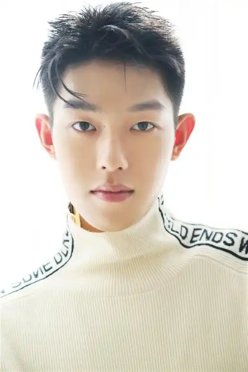 王锵亮相时尚之夜 网友:这就是传说中的高级帅