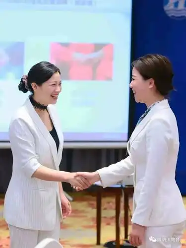 职业素养专栏第6期|礼由心生——正确握手,走好社交场域第一步