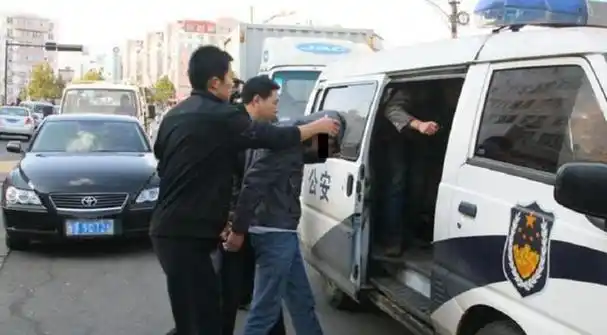 警察抓人为什么要拉警报不怕坏人听见逃跑看完总算知道了