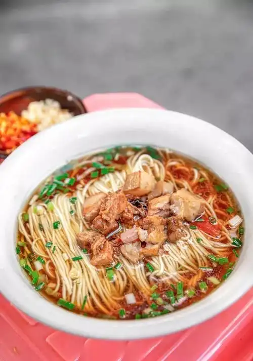 五花肉炖的很软烂,瘦肉不柴肥肉不腻,很像家里面妈妈做的那道红烧肉