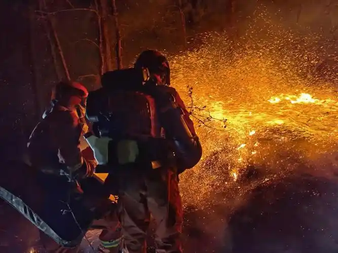 跨区灭火作战几天几夜后 这3张笑脸记录森林消防员的一瞬间_火场_班长