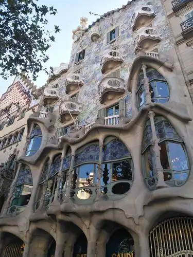 高迪设计的巴特罗之家以奇异的造型著称,与奇特造型的米拉公寓同是