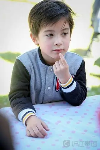 帅气混血男孩简直就是nadech与马里奥的合体嘛