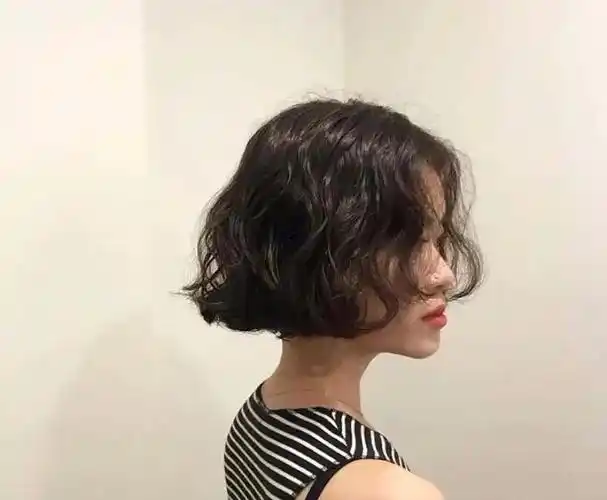 今年流行王炸发型毛毛卷短发