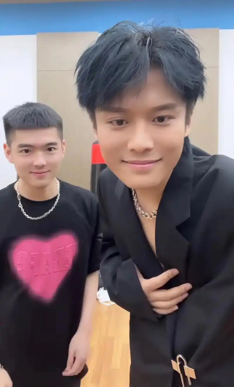 大小杨哥穿正装的样子也蛮帅的啊!#西装杀 #大杨哥#小杨哥# - 抖音