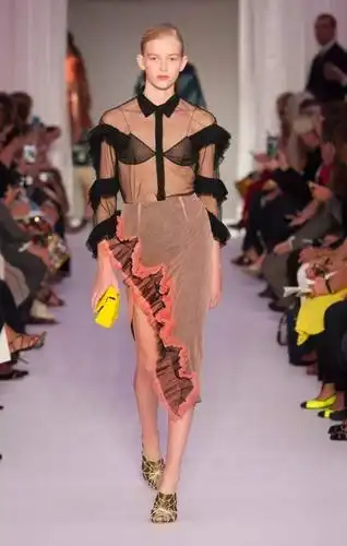 透薄的雪纺绸,乔其纱和细腻的薄纱为日装和都市风晚装注入柔美女人味.