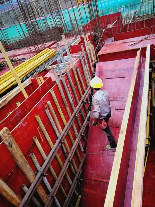 2,2#楼模板施工,14名工人