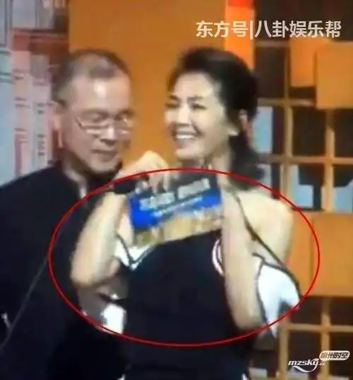 八卦娱乐,刘涛节目现场衣服不慎掉落,遭旁边
