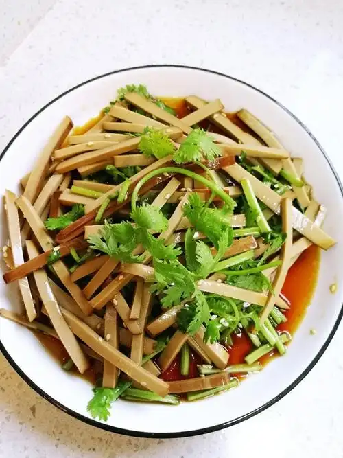 用料鸡蛋干一包香菜2大棵芝麻少许,生抽一勺,醋两