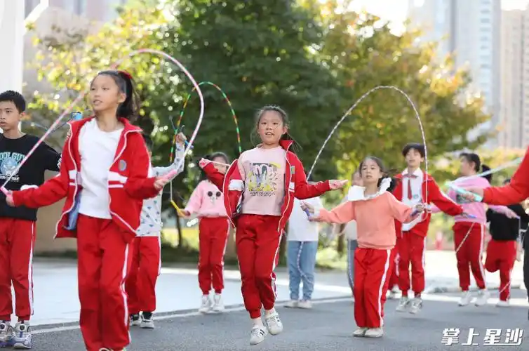 在松雅湖二小,课间跳绳蔚然成风,学生感受运动乐趣.李杰 摄