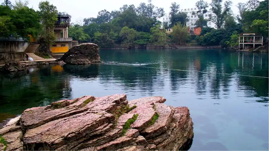 像只鱼儿在水中(武鸣灵水湖水下盲拍)图片710,广西自治区旅游景点