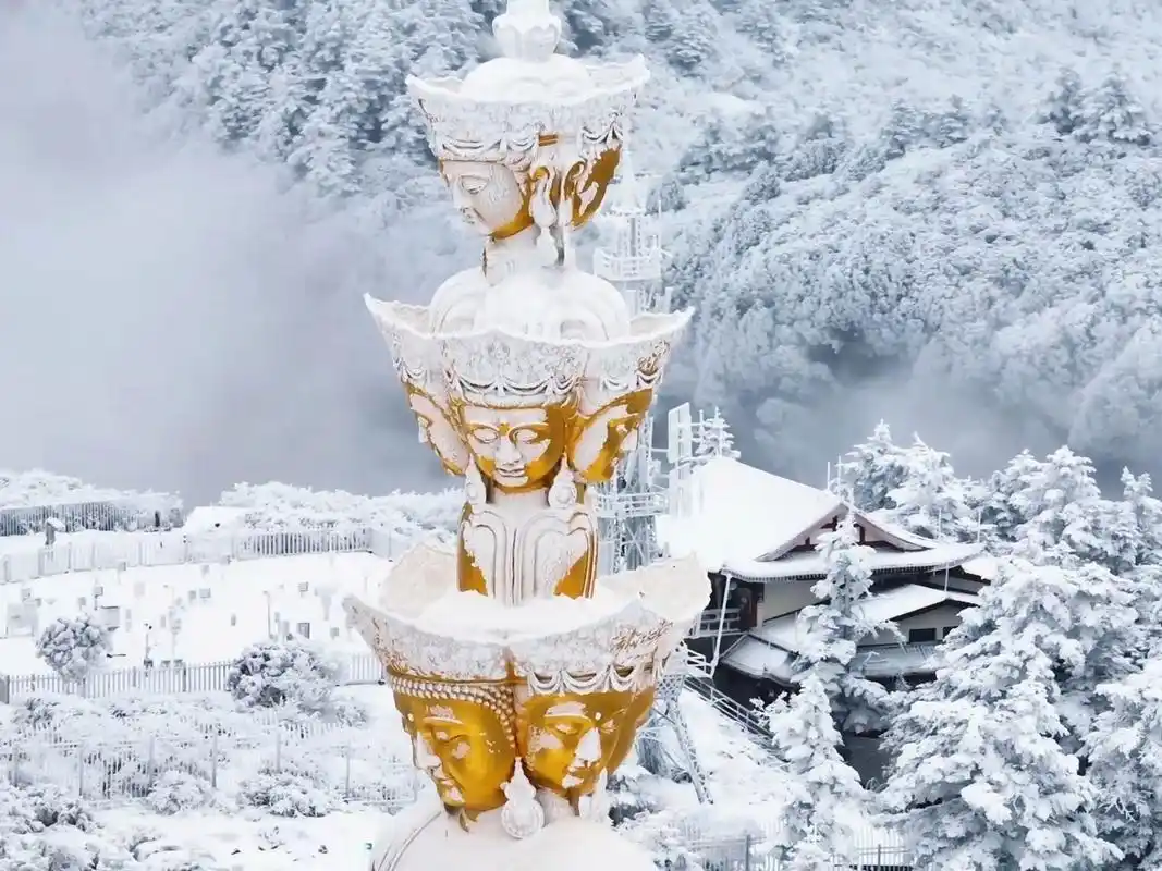 峨眉山金顶大佛|"愿天下有情人终成眷属" 峨眉山是中国四大佛教名山之