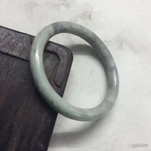 因为在翡翠界中存在着低级到高级的不同类型的灰色翡翠