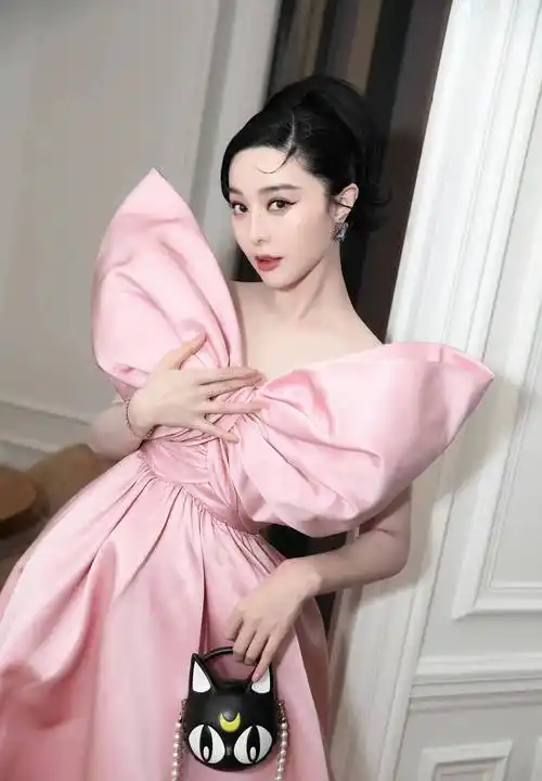 41岁范冰冰巴黎时装周造型封神!